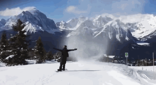 神奇！滑雪者穿过罕见雪龙卷瞬间“消失”
