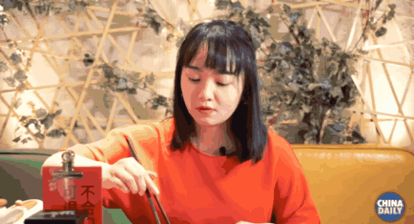 【学中文懂中国】英国小哥有点飘了，都敢和中国小姐姐比赛包饺子了！