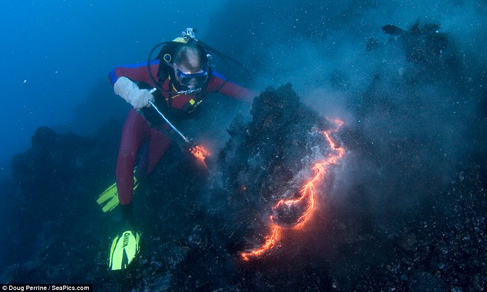 在海下与火山“共舞” 潜水者徒手为熔岩“做造型”