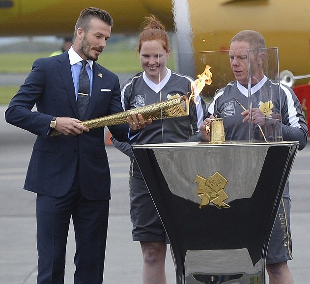 安妮公主携奥运火种抵达伦敦 贝克汉姆点燃金色火炬