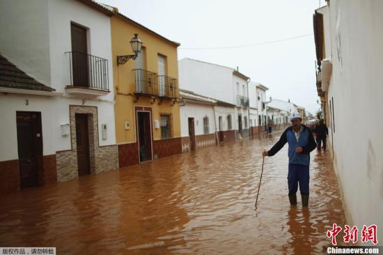 西班牙南部连日暴雨引发洪水 已致六人死亡