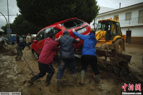 西班牙南部连日暴雨引发洪水 已致六人死亡