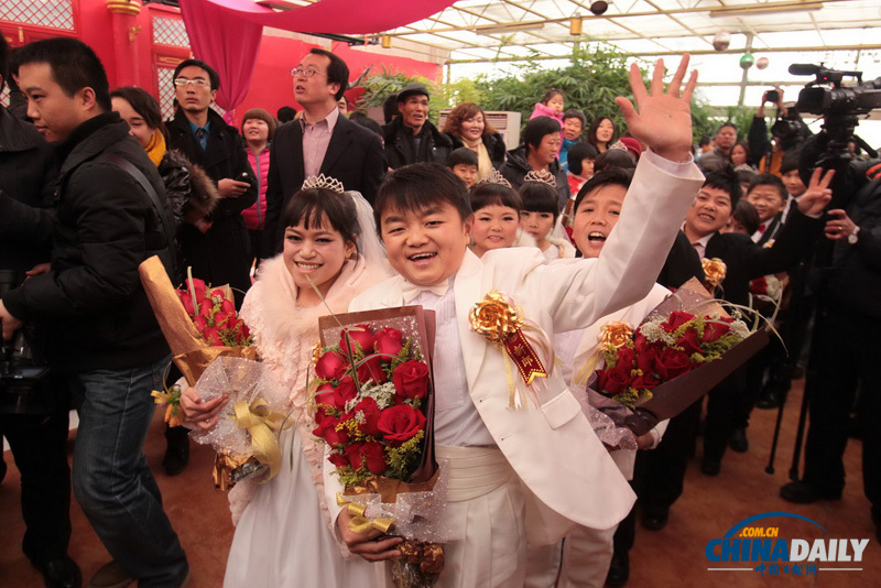 北京：七对“袖珍人”举行集体婚礼 均为皮影戏演员