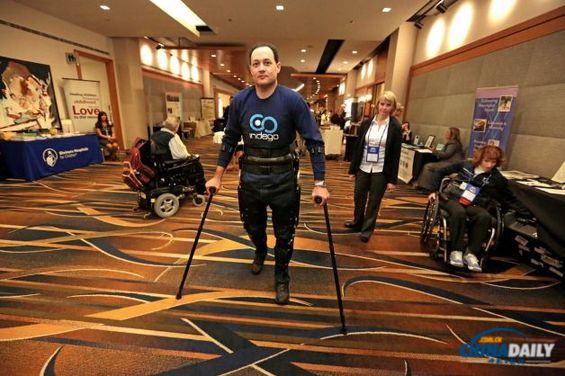 可穿戴机器人助残障人士独立行走 重量仅25斤