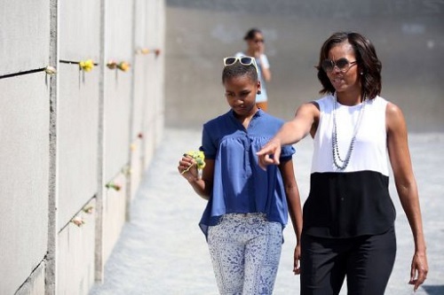 组图：奥巴马妻子携女儿参观柏林墙纪念馆并献花