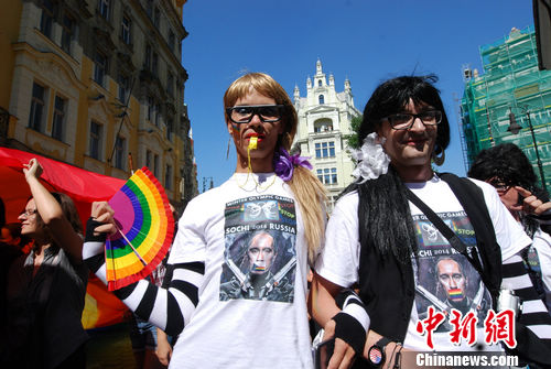 捷克首都举行同性恋游行 有人批评普京“恐同症”