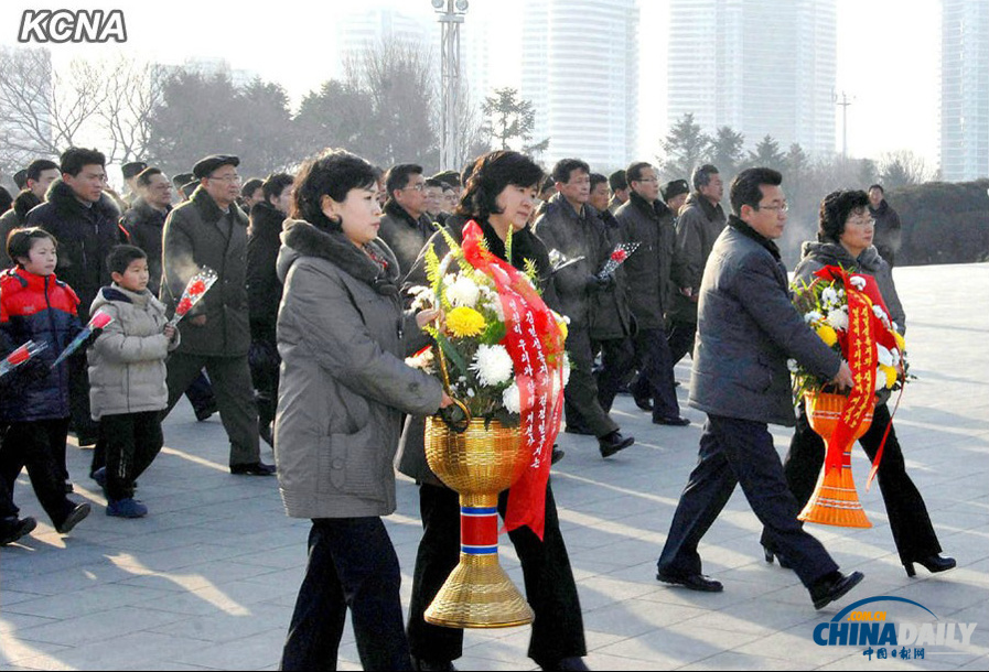 看烟花玩滑轮献花篮 朝鲜民众喜迎新年