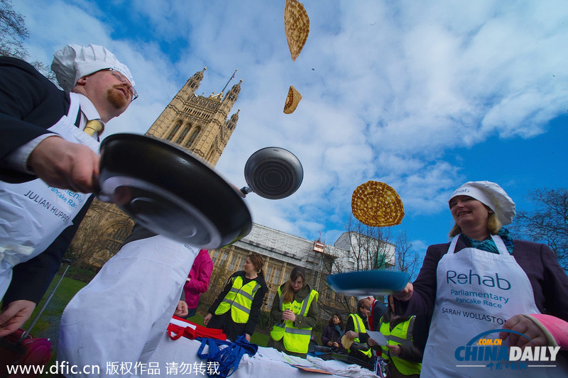 英议会举办端煎饼赛跑活动 美女议员不顾形象往前冲