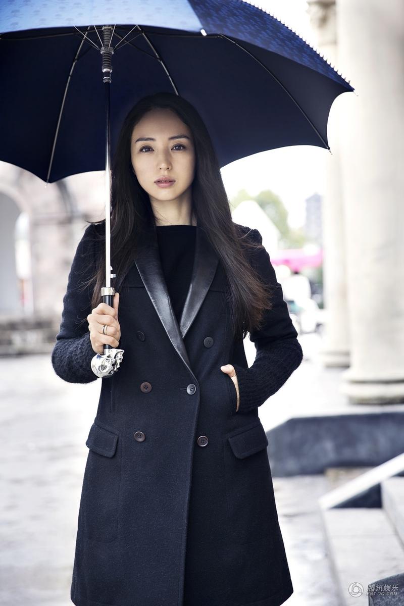 董璇早春时尚街拍大秀美腿 展露女王气场