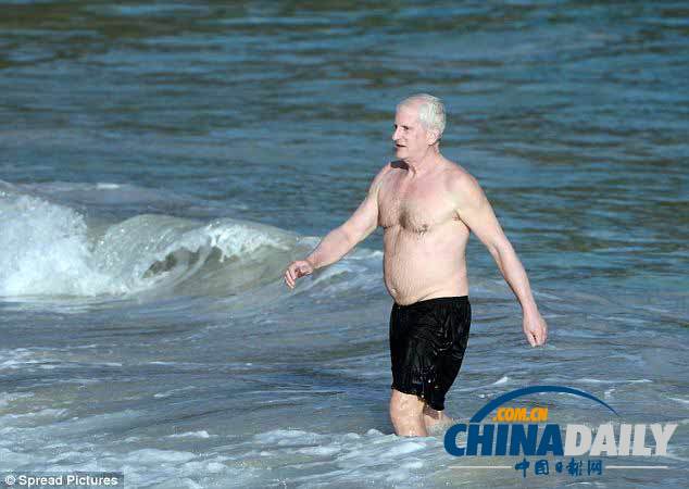 美驻日大使身着比基尼在裸体海滩游泳