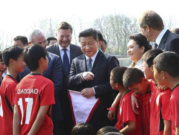 习近平主席观看中德少年足球友谊赛