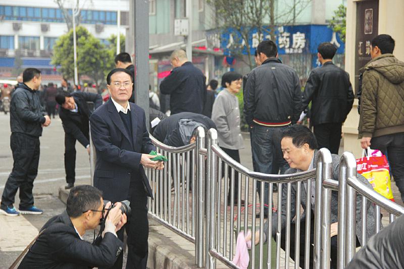 四川叙永县委书记带头扫街 有人蹲地拍官员