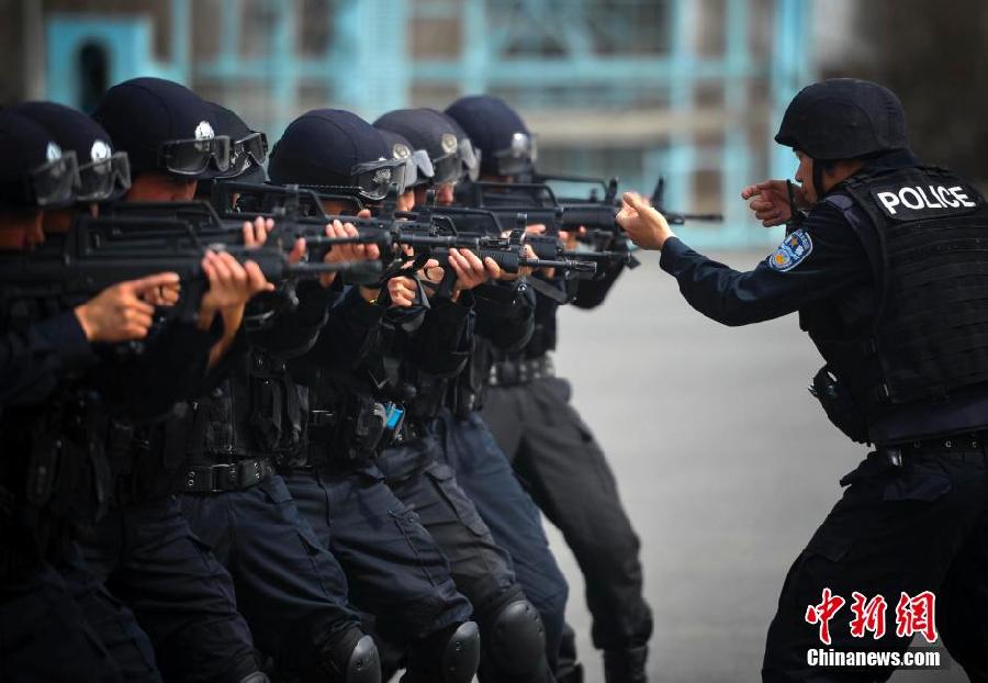 乌鲁木齐特警进行警用器械训练
