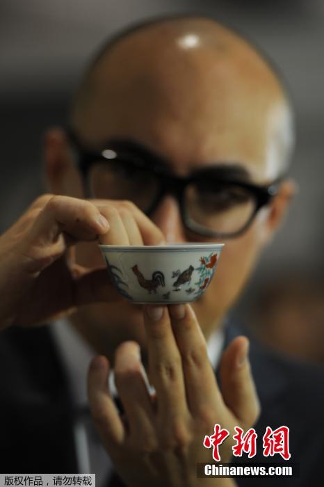 明成化斗彩鸡缸杯拍出2.8亿港元 创中国瓷器拍卖纪录