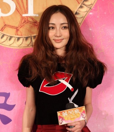 姚笛片场演新娘憔悴 明星风波后“妆可怜”