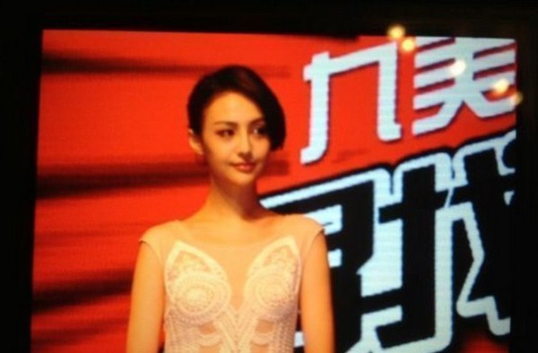 姚笛片场演新娘憔悴 明星风波后“妆可怜”