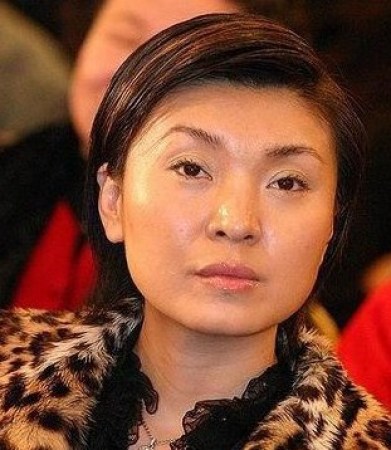 姚笛片场演新娘憔悴 明星风波后“妆可怜”