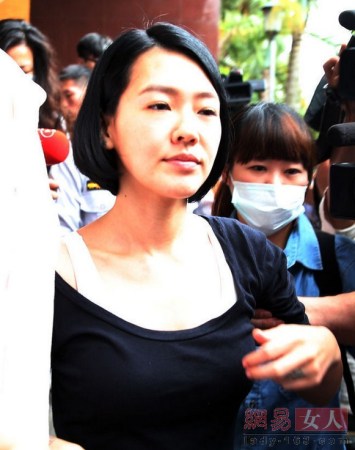 姚笛片场演新娘憔悴 明星风波后“妆可怜”