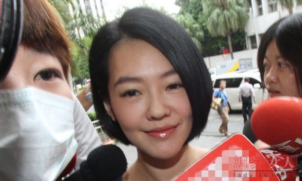 姚笛片场演新娘憔悴 明星风波后“妆可怜”
