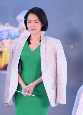 姚笛片场演新娘憔悴 明星风波后“妆可怜”