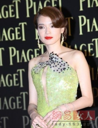 姚笛片场演新娘憔悴 明星风波后“妆可怜”
