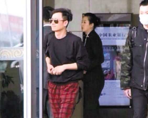 姚笛片场演新娘憔悴 明星风波后“妆可怜”