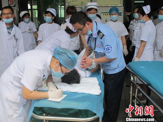 海南一学校组织春游发生车祸 8名小学生当场死亡