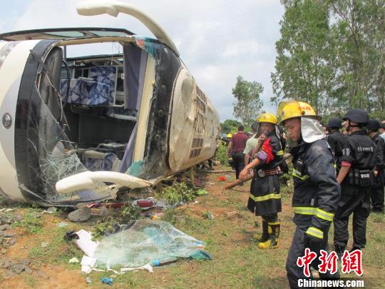 海南一学校组织春游发生车祸 8名小学生当场死亡
