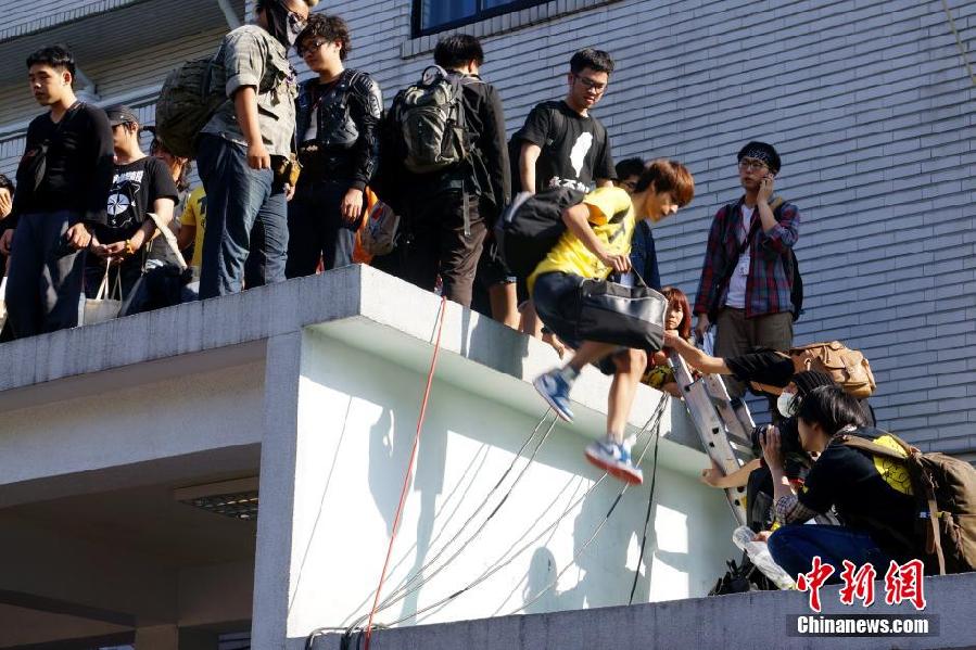 台湾占据“立法院”议场的学生已退出