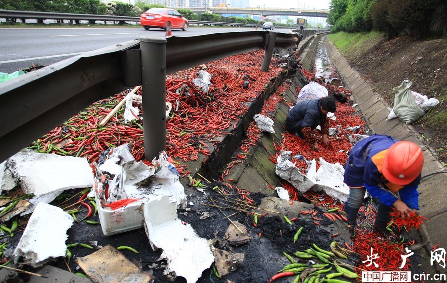 高速公路货车倾覆7人死亡 市民现场捡辣椒