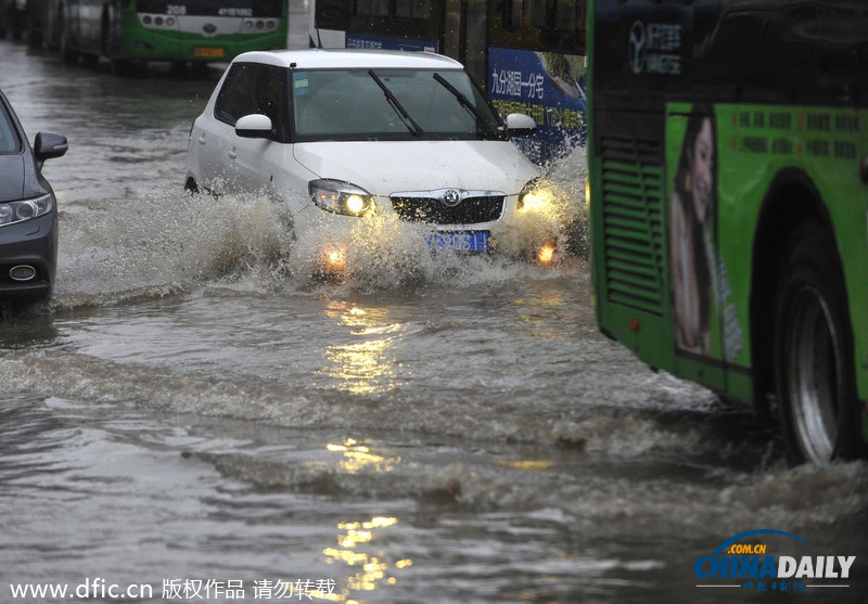 武汉大雨局部积水成“水城”车辆淌着过