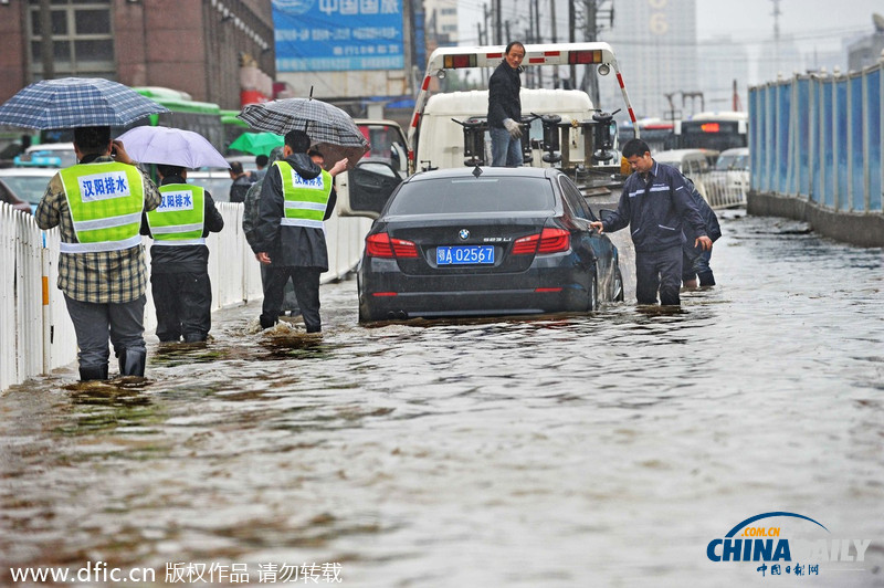 武汉大雨局部积水成“水城”车辆淌着过