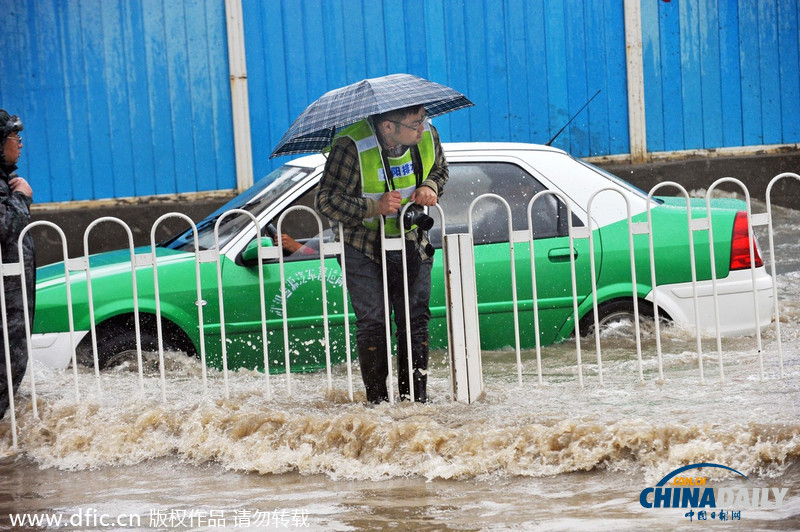 武汉大雨局部积水成“水城”车辆淌着过