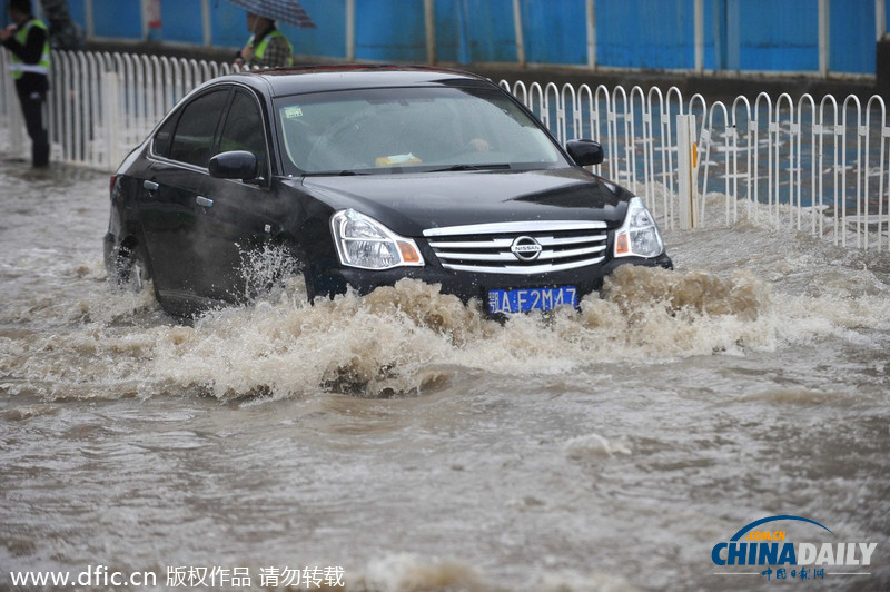 武汉大雨局部积水成“水城”车辆淌着过