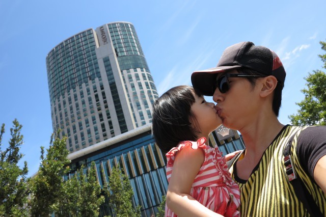 吴尊女儿正面照首度曝光 父女俩亲似兄妹