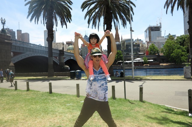 吴尊女儿正面照首度曝光 父女俩亲似兄妹