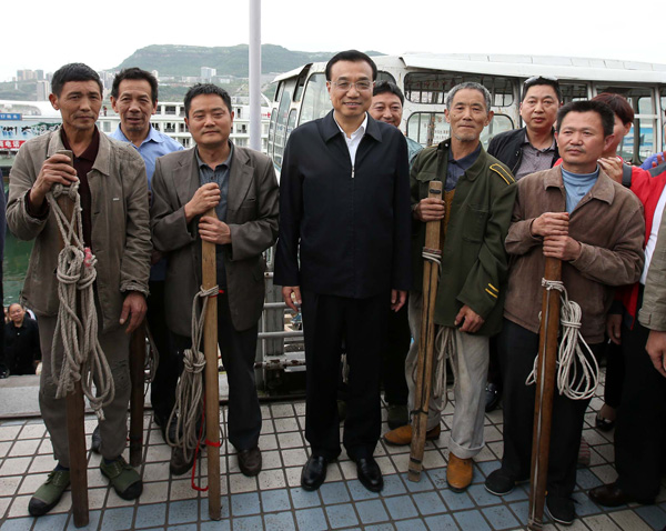 李克强在重庆万州考察：发展需“棒棒精神” 对青年员工“有求必应”