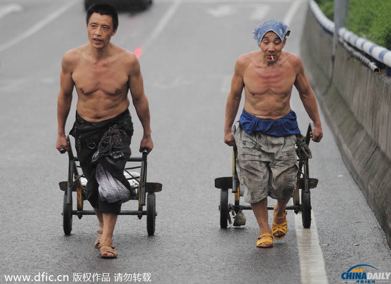 爬坡上坎不负重托 记录正在消失的“山城棒棒军”