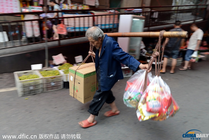 爬坡上坎不负重托 记录正在消失的“山城棒棒军”