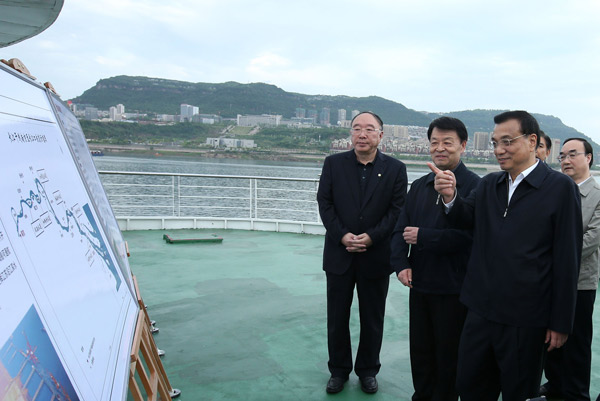 李克强在重庆万州考察：发展需“棒棒精神” 对青年员工“有求必应”