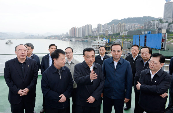 李克强在重庆万州考察：发展需“棒棒精神” 对青年员工“有求必应”