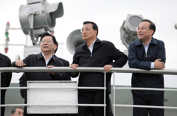 李克强在重庆万州考察：发展需“棒棒精神” 对青年员工“有求必应”