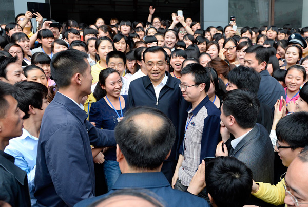李克强在重庆万州考察:发展需“棒棒精神” 对青年员工“有求必应”