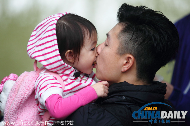 《爸爸回来了》录制 李小鹏嘴对嘴喂食女儿显甜蜜