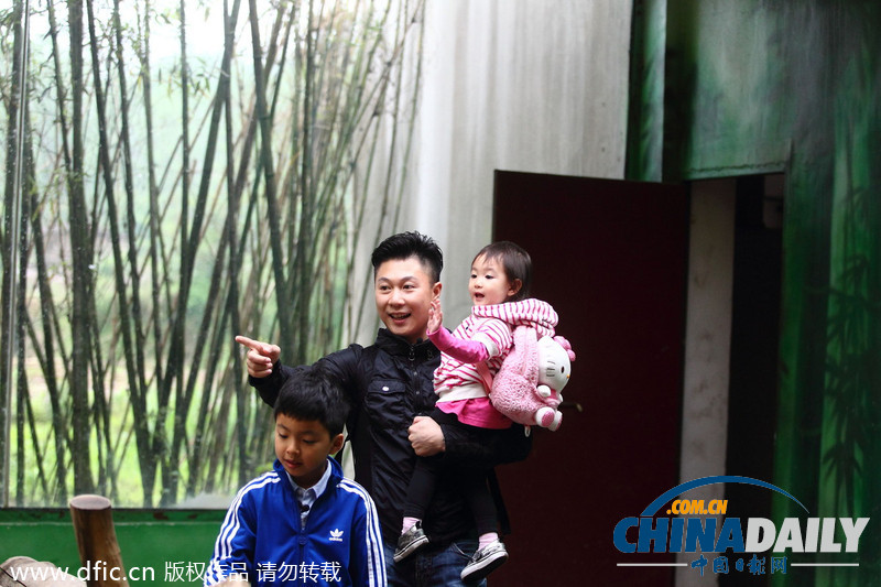 《爸爸回来了》录制 李小鹏嘴对嘴喂食女儿显甜蜜