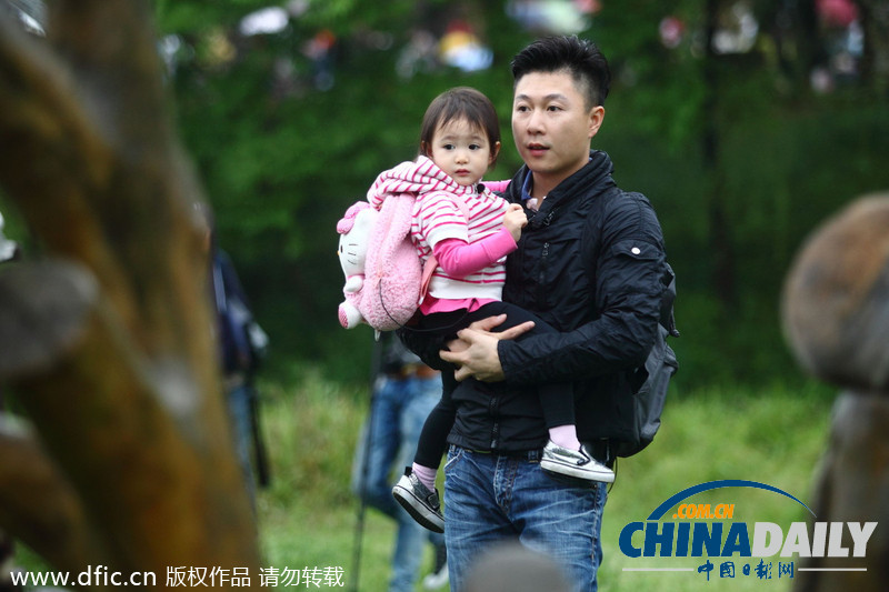 《爸爸回来了》录制 李小鹏嘴对嘴喂食女儿显甜蜜