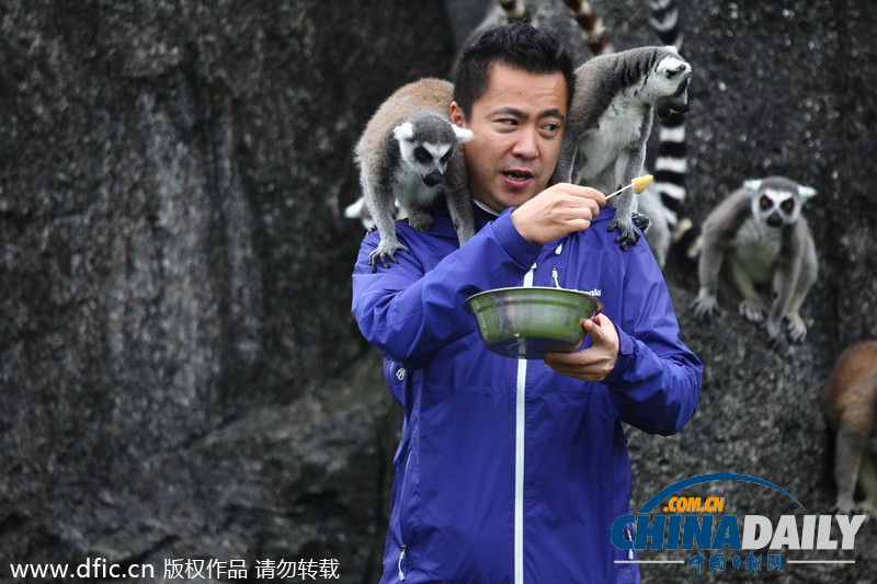《爸爸回来了》录制 李小鹏嘴对嘴喂食女儿显甜蜜