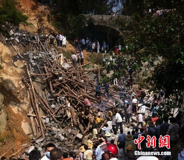 广东高州发生大桥坍塌事件 超过25人被埋