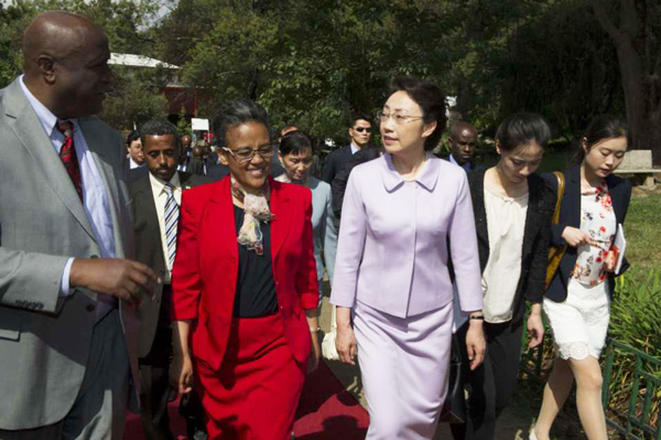 李克强夫人程虹参观亚的斯亚贝巴大学