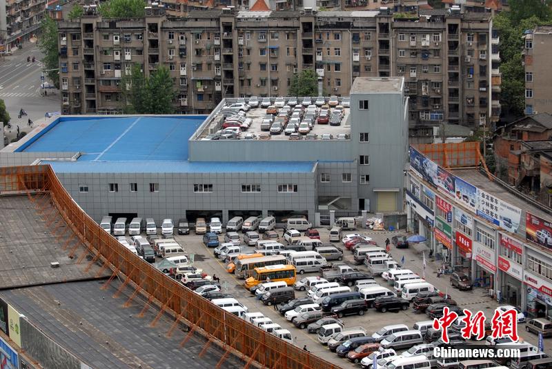 50余辆汽车停楼顶 宜昌4s店顶层成“停车场”